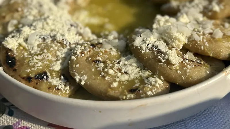 Platillos tradicionales durante la comida de la Guía México Gastronómico